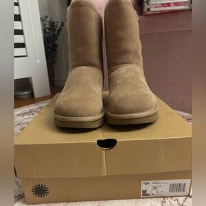 $200 UGG W Classic‎ Short Fluff High-Low Size 7
